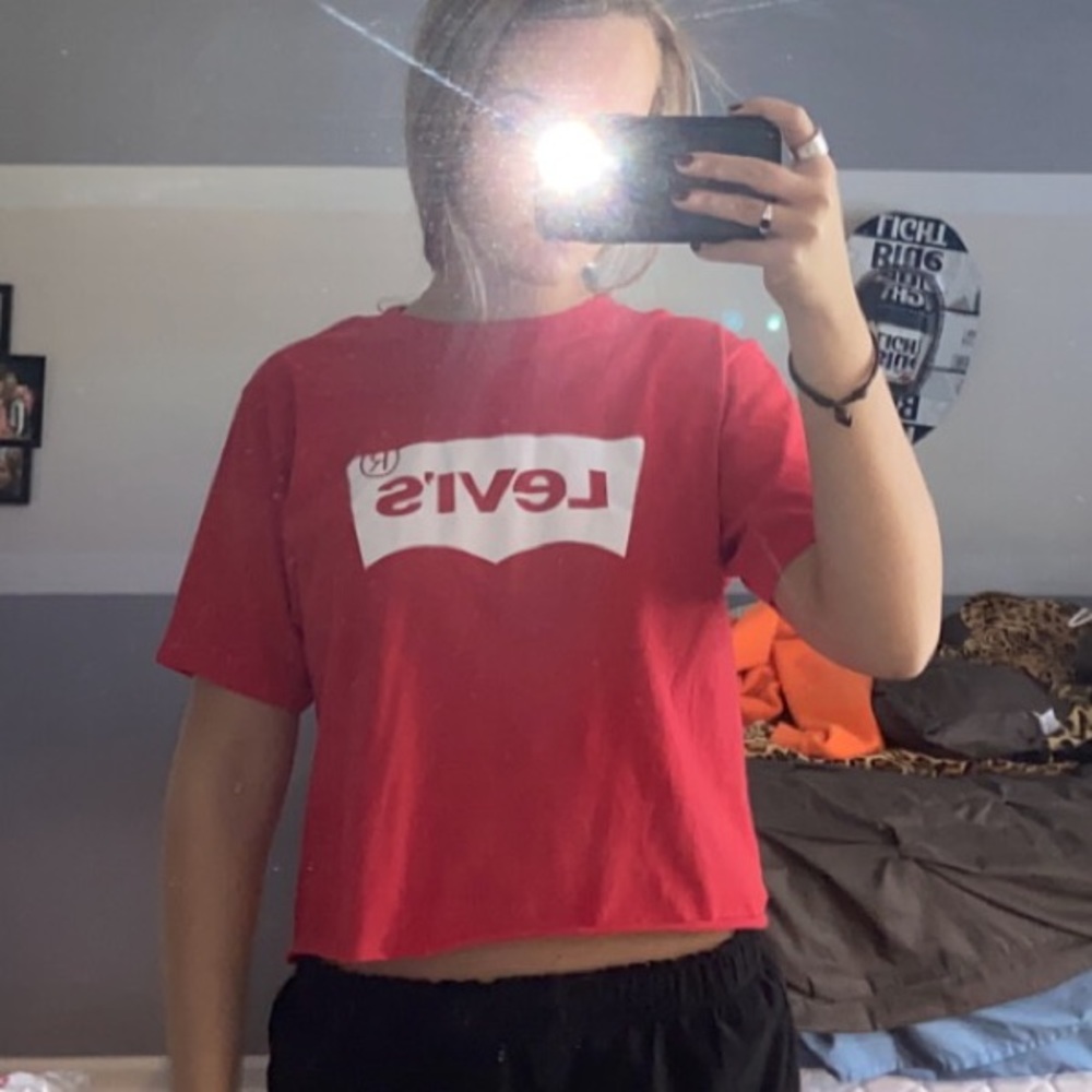 Cropped Levi’s Tee